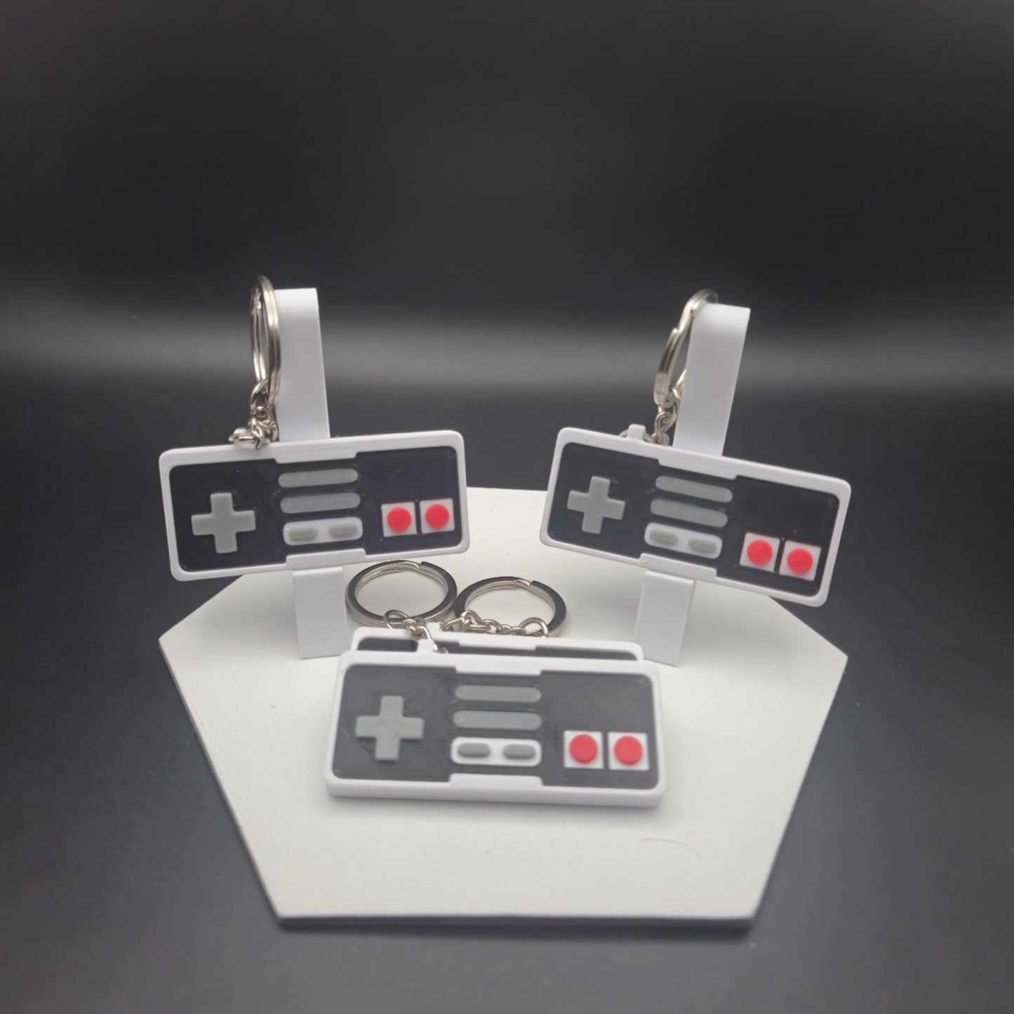 🎮 Retro-Vibes für unterwegs – NES-Controller Schlüsselanhänger! 🔑