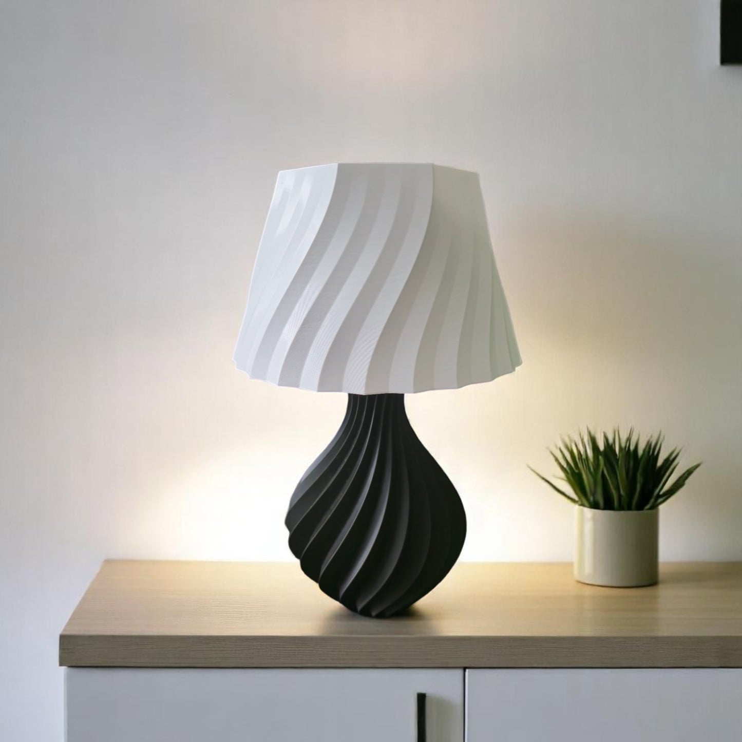 ✨ Stilvolle Vase trifft auf warmes Licht – Deine neue Lieblingslampe! ✨