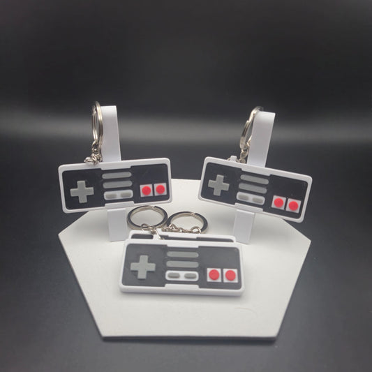 🎮 Retro-Vibes für unterwegs – NES-Controller Schlüsselanhänger! 🔑