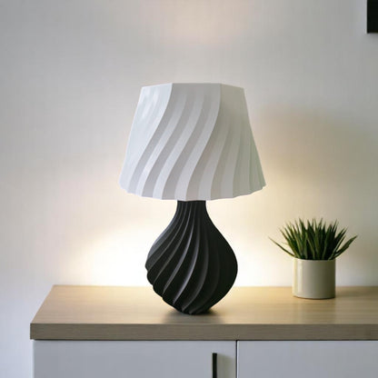 ✨ Stilvolle Vase trifft auf warmes Licht – Deine neue Lieblingslampe! ✨